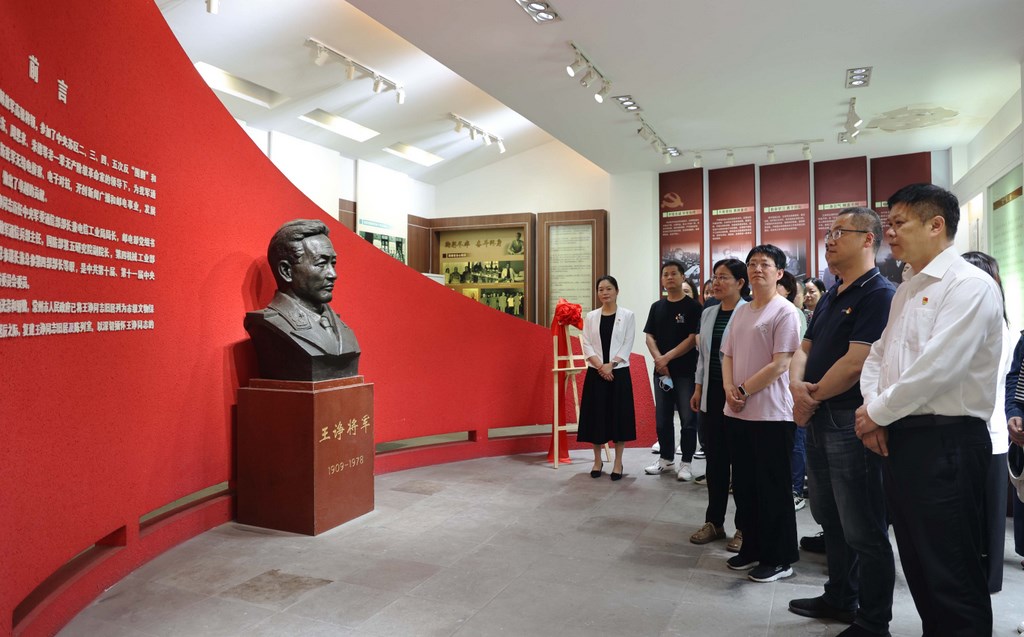 行政后勤党支部 开展“学条例 强党性”主题党日活动