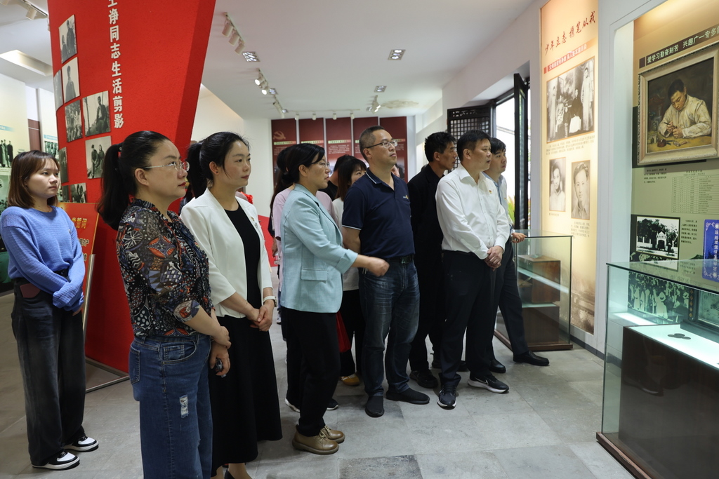 行政后勤党支部 开展“学条例 强党性”主题党日活动