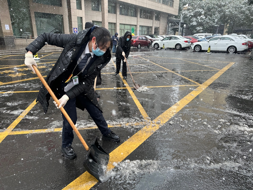不畏严寒除冰雪，畅通“医”路护平安